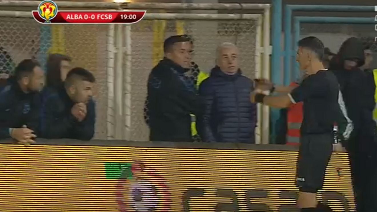 "Secundul" lui Dică și membrii staff-ului, alungați de pe teren de arbitrul Comănescu. Ce s-a întâmplat în minutul 20
