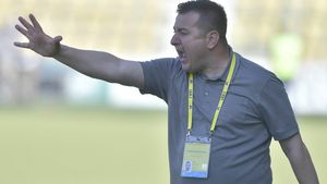 Ianis Zicu s-a ridicat și a plecat de la conferința de presă, după un discurs dur: „Ce să vorbesc eu cu un om care a stat în spatele antrenorilor să îi lucreze?!”. Întrebarea care l-a deranjat