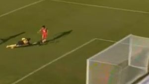 Un român, martor la faza săptămânii!** Două ratări ce te pot face să te lași de fotbal! VIDEO