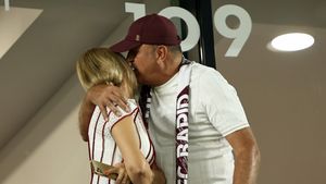 Apariție rară pe stadionul din Giulești! Finanțatorul Dan Șucu a urmărit meciul Rapid - UTA alături de soția lui, Diana | FOTO