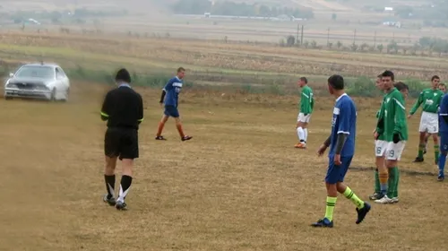 VIDEO INIMAGINABIL** Un tânăr arbitru român își ia bătaia vieții la un meci de liga a 5-a! ‘Tu-mi dai roșu, bă?! Galben!’