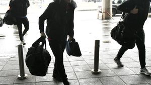 Fotbalistul lui Gigi Becali s-a dus cu 300.000 de euro cash, într-o geantă, în vestiarul FCSB! Colegul lui de cameră a refuzat să mai stea cu el în cantonament