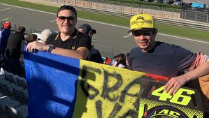 Valentino Rossi are fani înfocați în România! Au dus tricolorul la Valencia, la ultima cursă a campionului din Moto GP: „Eroul copilăriei mele!” | EXCLUSIV