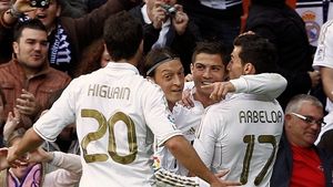 Abramovich "trage" în miraje!** Îi vrea pe Cavani și Lavezzi, plus Ronaldo și Higuain! Suma pusă în joc va stârni hohote de râs în toată Europa