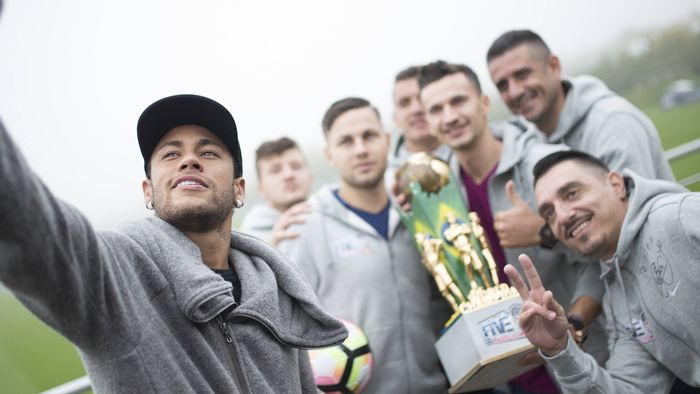 Starul Neymar, cu steagul României. Băieții de la Tao United, campioni în Brazilia, au mers la Paris Saint-Germain | GALERIE FOTO 