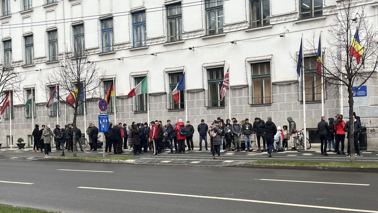 Protest în fața Primăriei Timișoara: un fost culturist, dar și un club de caiac-canoe care a rămas fără hangar de bărci își varsă nemulțumirea