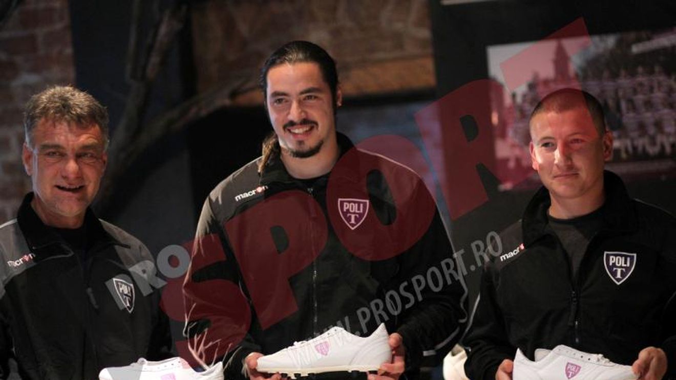 FOTO Primele ghete personalizate ale unei echipe românești!** Jucătorii sunt îmbrăcați și încălțați din banii suporterilor