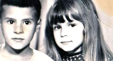 Fetiţa din poză a ajuns una dintre cele mai puternice femei din România. E cunoscută de toţi, sigur nu o recunoşti din prima