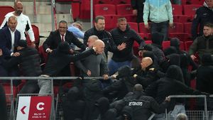 Povestea lui Knollsy, ultrasul-erou al lui West Ham, care la 58 de ani s-a bătut de unul singur cu huliganii lui AZ Alkmaar şi a protejat familiile fotbaliştilor "ciocănarilor". A fost primit ca un zeu la Londra | SPECIAL
