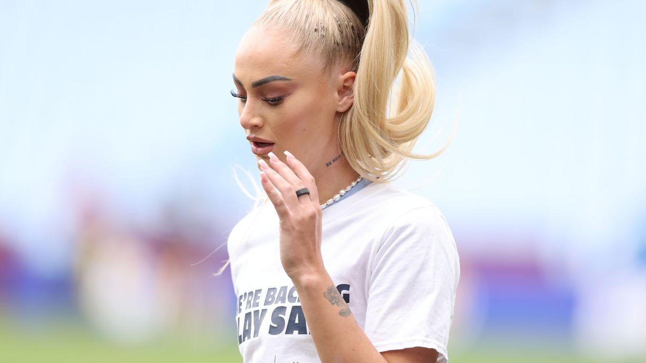 I-a oferit pe loc 104.000 de euro pentru o noapte de amor! Ce reacție a avut cea mai sexy fotbalistă din lume când bodyguardul bărbatului a venit cu propunerea | GALERIE FOTO