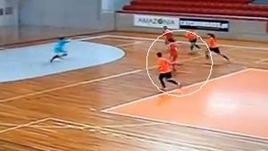 Probabil cel mai frumos gol înscris în fotbalul de sală!** VIDEO - Cum să îți dea prin cap să faci asta când ești față în față cu portarul?