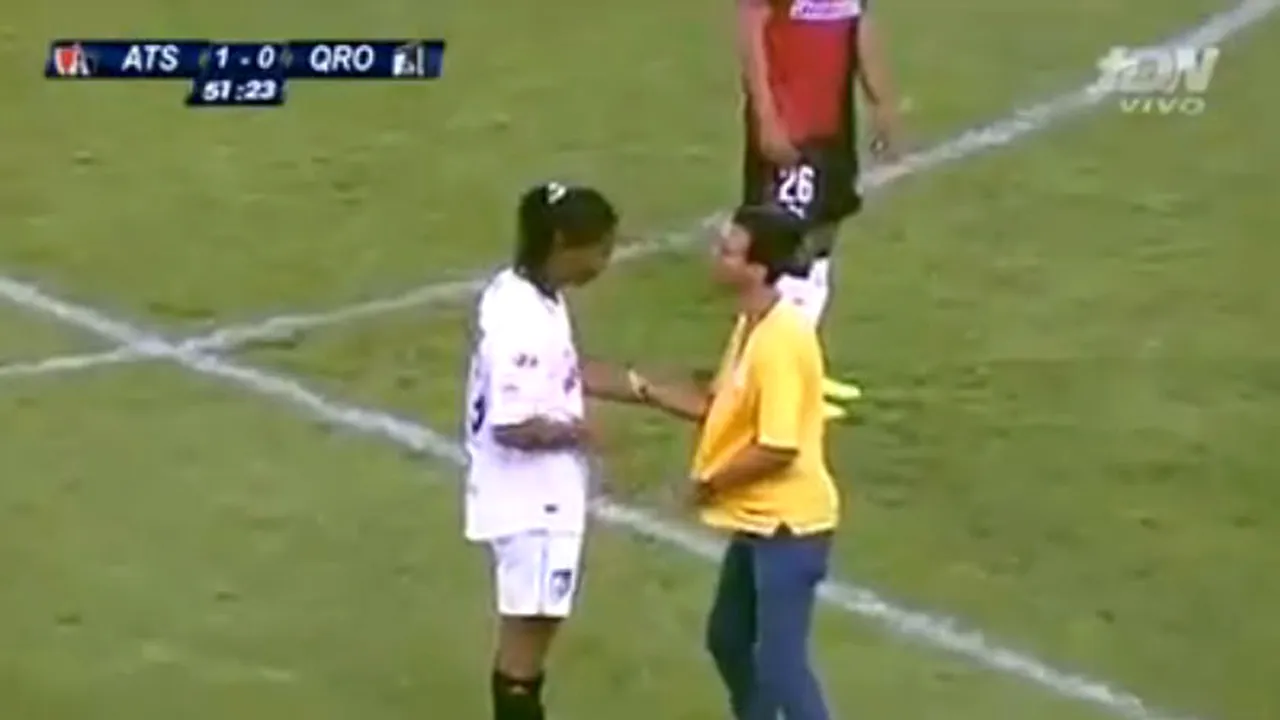 Ronaldinho a declanșat isteria în Mexic. Un fan a intrat pe teren și a fugit spre el. VIDEO| Reacția superbă a brazilianului 