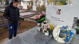 Colegii din Craiova Maxima şi nepotul Atanas l-au omagiat pe Ilie Balaci, la 3 ani de la dispariţia acestuia! Cantonamentul Universităţii Craiova va purta numele „Minunii Blonde” | FOTO