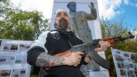 Momente desprinse din filmele cu mafioți trăite de un antrenor român: „Stăteau aliniate mitralierele Kalașnikov”