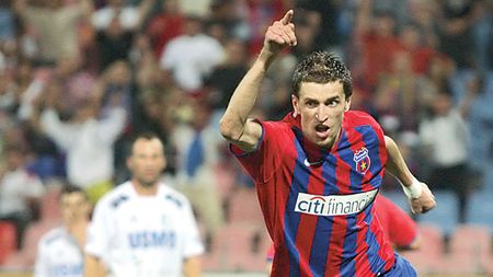 Cosmin Olăroiu împlinește azi 51 de ani. Lovin, interviu despre antrenorul care i-a marcat cariera. „Am învățat multe de la Oli. Dar m-a și umplut de sânge când mi-a spart nasul" | EXCLUSIV