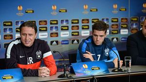 Steliștii nu s-au pus de acord! Chipciu: "Aș vrea ca această etapă să nu se mai joace" / Reghe: "Nu mi-aș dori să mai văd în fotbal ce s-a întâmplat aseară, dar trebuie să jucăm!"