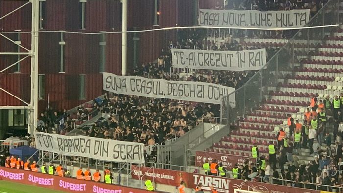 Scandal între ultrași la Rapid - FC U Craiova! Oltenii au aruncat cu torțe în giuleșteni. Apoi a urmat un „război” al bannerelor | GALERIE FOTO