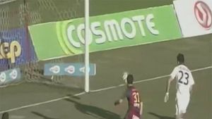 VIDEO INCREDIBIL | Gestul uluitor al unui jucător făcut înainte ca mingea șutată de el să intre în poartă. Vezi ce s-a întâmplat