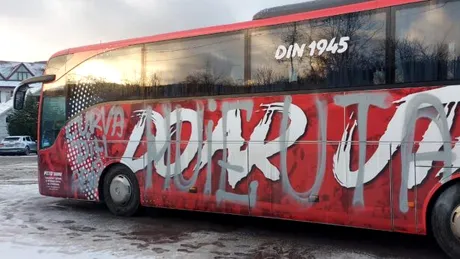 Autocarul echipei UTA, vandalizat de suporterii Universității Cluj înainte de meciul cu CFR | FOTO și VIDEO