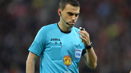 Ovidiu Hațegan arbitrează meciul Schalke - Ajax, din sferturile de finală ale Europa League