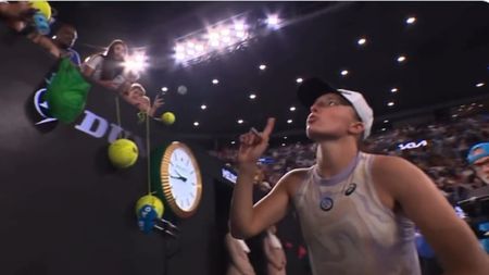 Incident fără precedent la Australian Open! Iga Swiatek, scoasă din sărite de un spectator în timp ce semna autografe: cum a reacționat liderul WTA | VIDEO