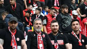 Dinamoviștii se unesc pentru a-l ajuta pe fostul administrator de la Săftica, starețul-ultras care a plecat din orașul său și s-a mutat în cantonamentul „câinilor” în cel mai greu moment din istorie