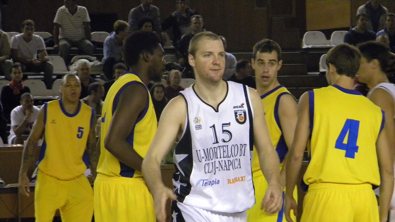 Începe balul sub panou