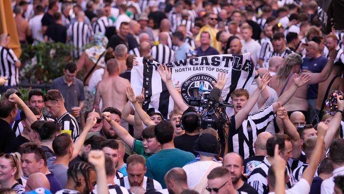 Incidente grave înainte de AC Milan - Newcastle, din grupele Ligii Campionilor! Un fan englez a fost înjunghiat în plină stradă. Atacatorii purtau cagule