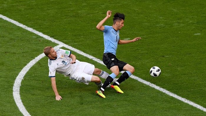 N-a cântat fanfara la Samara. Uruguay a strivit Rusia, scor 3-0, și a câștigat Grupa A. Gazdele au jucat 60 de minute în inferioritate numerică, ambele națiuni merg în optimi. Toți rușii au fost păcăliți de Suarez. Cronica meciului 