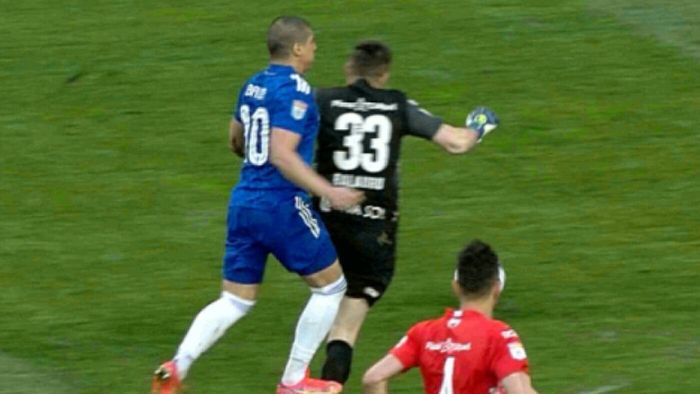 Eroare mare de arbitraj la Craiova! Cum a ajuns să deschidă scorul echipa lui Nicolo Napoli cu UTA, în loc să rămână în zece oameni: „Cât tupeu poți să ai?” | VIDEO