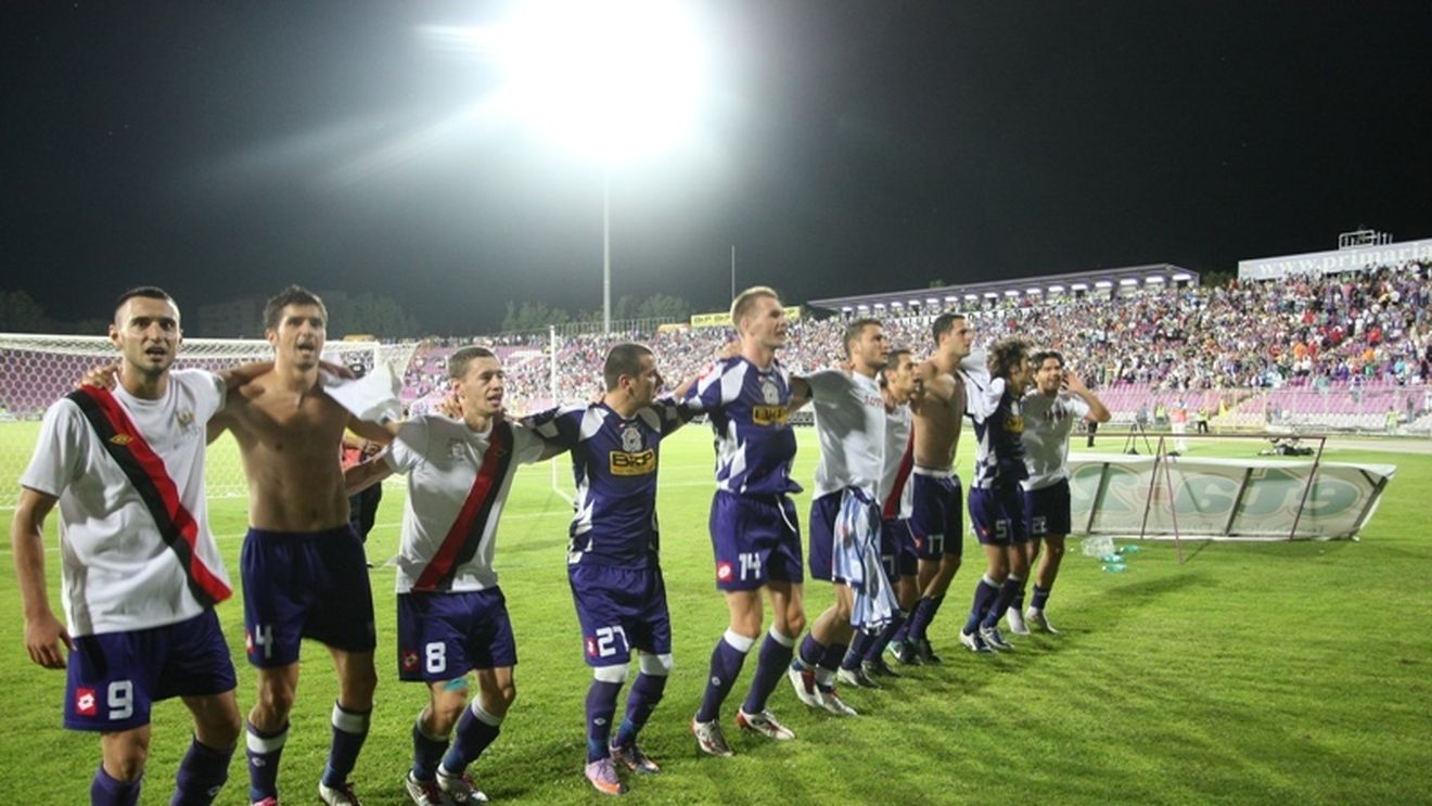 O minge cu semnăturile fotbaliștilor lui Poli a fost vândută cu 7.000 â‚¬!