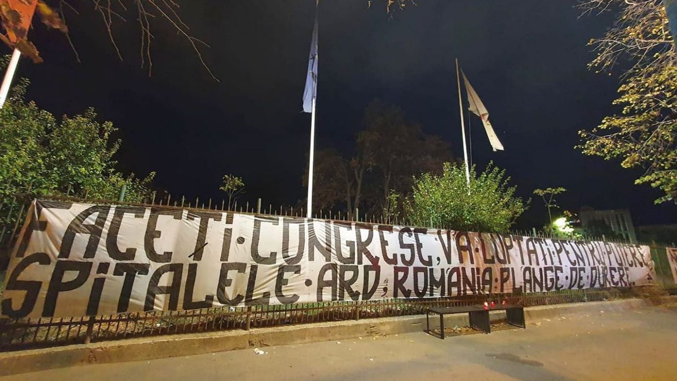 Suporterii Farului, protest în Constanța după incendiul în care au murit șapte oameni: „Spitalele ard, România plânge de durere”