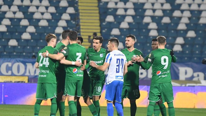 Faza scandaloasă în care Farul a fost ajutată de arbitrul meciului, la scorul de 3-2 în fața lui Poli Iași! A fost penalty evident, pe care fratele lui Istvan Kovacs nu l-a dictat și nici VAR nu a intervenit, iar specialistul Marius Avram e șocat: „E un fault clar! Nu înțeleg asta!”