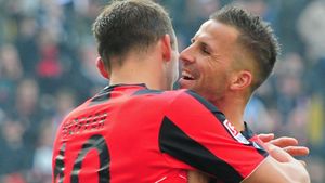 VIDEO | Un meci din Germania a fost întrerupt în minutul 7, pentru un gest emoționant care a lăsat în lacrimi un stadion întreg. Arbitrul a decis să nu acorde niciun cartonaș galben celor implicați 