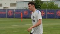 Primele imagini cu Luca Stancu la FCSB! Modul inedit în care a fost primit de noii colegi