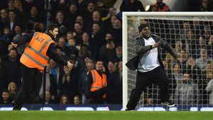 Scene incredibile pe White Hart Lane: jucătorii au fost scoși de pe teren după ce trei suporteri au intrat pe teren