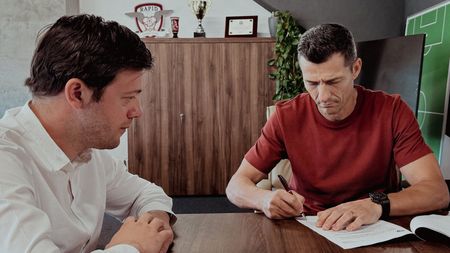 Cum au reacționat fanii Rapidului, după ce fostul stelist Costel Gâlcă a fost anunțat noul antrenor al echipei lui Dan Şucu