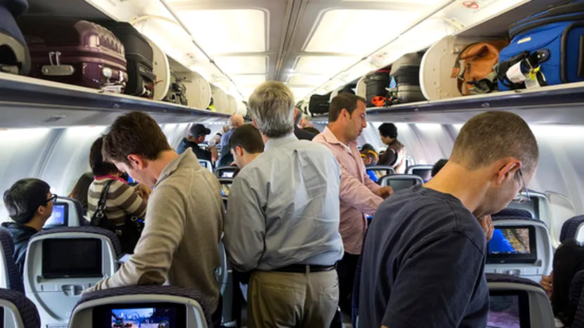 O stewardesă din SUA s-a urcat în compartimentul pentru bagaje! De ce a făcut acest gest