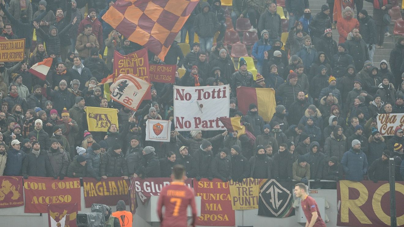 FOTO | Fanii Romei au adus în România un banner dedicat Rapidului, dar "liniștea" nu a durat mult. Bătaie cu stewarzii de pe Național Arena