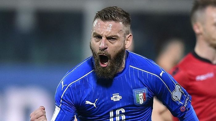 Lecția lui De Rossi, în cel mai greu moment din istoria recentă a Italiei. Gestul făcut imediat după coșmarul cu Suedia îl pune pe "gladiatorul" Romei deasupra tuturor: "Chiar s-a întâmplat asta!? Al naibii gentleman!"