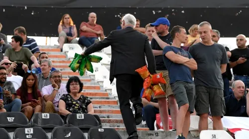 Moment incredibil pe Toumba! Președintele lui Chelsea a intrat în tribună înainte de meci, iar momentul e viral pe internet. FOTO | Ce a făcut