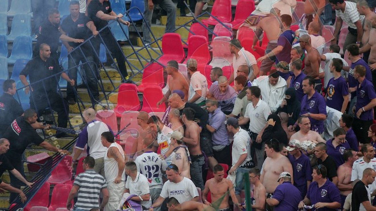 FOTO** Fanii maghiari au încercat să intre în sectorul suporterilor Stelei!