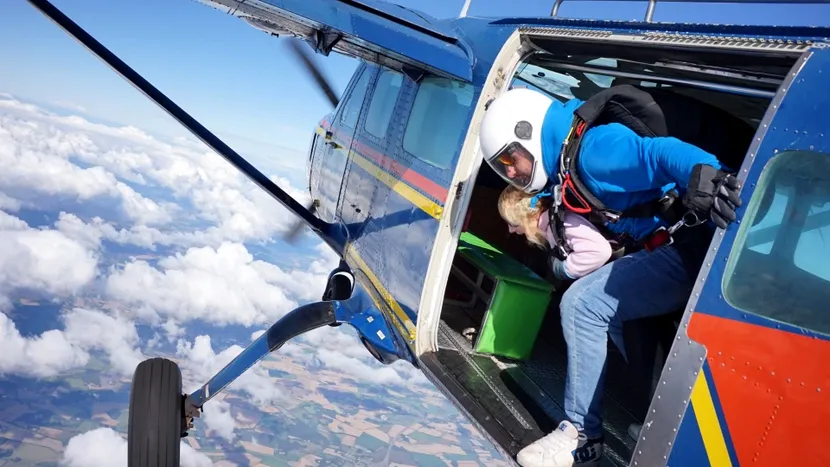 O fetiță neînfricată, în vârstă de șase ani, a devenit cea mai tânără parașutistă din Marea Britanie. Micuța a sărit de la 12.000 de metri. Erau oameni maturi care erau îngroziți, iar fetița mea abia aștepta să sară