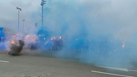 Jucătorii Universităţii Craiova, încurajaţi de fani înaintea derby-ului cu FCSB: „Din generaţie în generaţie de vreţi să fiţi amintiţi, luptaţi, învingeţi, faceţi-ne fericiţi!”