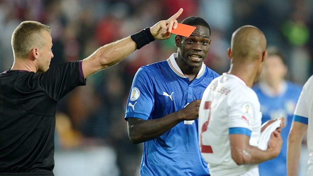 VIDEO Balotelli și-a ieșit din minți după ce a fost eliminat! Reacția vârfului italian