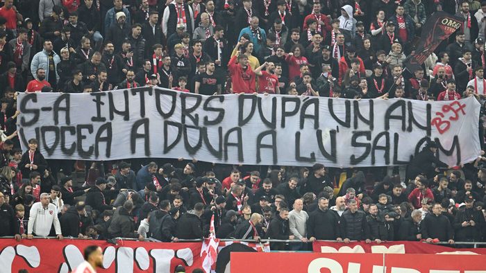Războiul bannerelor în derby! Galeria lui Dinamo a ştiut majoritatea mesajelor rapidiste