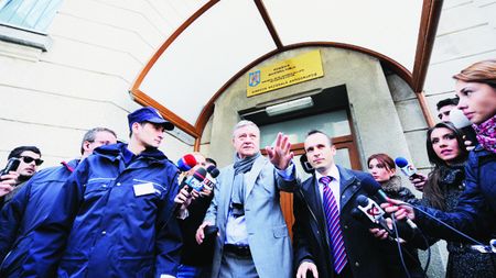 Nașu'', marcat om la om de "Blondu'"!** Mircea Sandu a fost așteptat la DNA de un grup de ultrași ai Craiovei