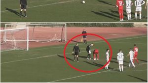 VIDEO Scene incredibile la amicalul Astrei! Campioana a ratat intenționat un penalty, de două ori. "Nico, dă bă gol!" Adversarii au ratat și ei intenționat de la 11 metri. Șumudică a explodat la adresa arbitrilor: "Jucați la pariuri!?"