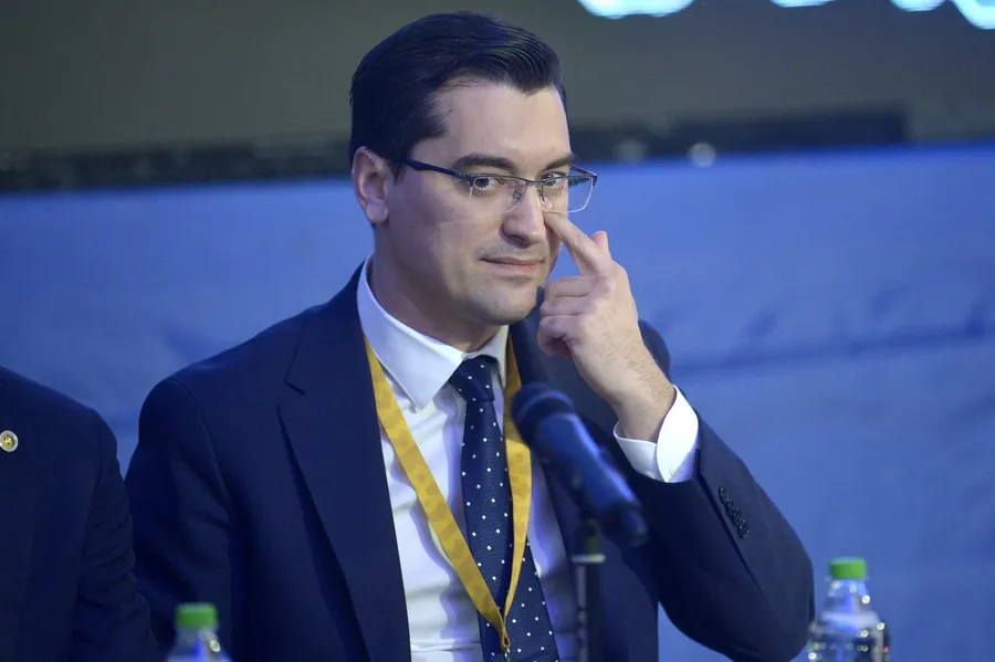 Președintele FRF, Răzvan Burleanu, și oamenii săi nu țin cont de situația grea de la Dinamo