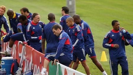 Primele măsuri pentru "cocoși":  Evra riscă să aibă interzis la națională!